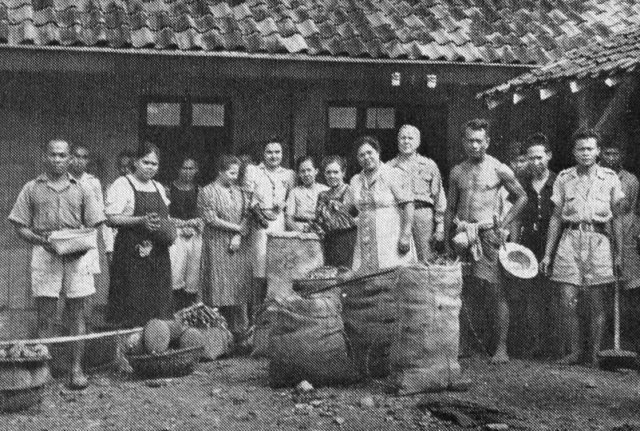 De gaarkeuken aan Kebon Kawoeng, vermoedelijk eind 1945/begin 1946. Midden-voor het echtpaar Van der Capellen.