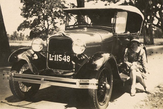 De auto van Mary en Kees (een Ford?), kenteken L 11548 (Soerabaja)