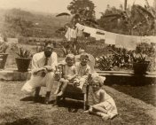 Man van Jo, met kinderen