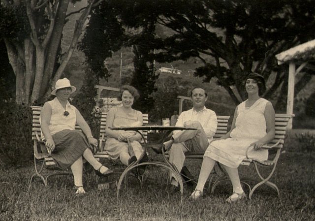 Het jonge paar, tussen mw. Boekhoven (?) en mw.Jansen, in Songgoriti (1929)