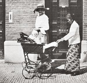 Nederlandse vrouw met baboe en kind, Den Haag