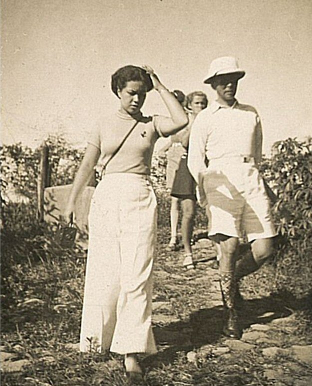 Tjarda van Starkerborg Stachouwer, samen met zijn dochter, Tjibodas 1937