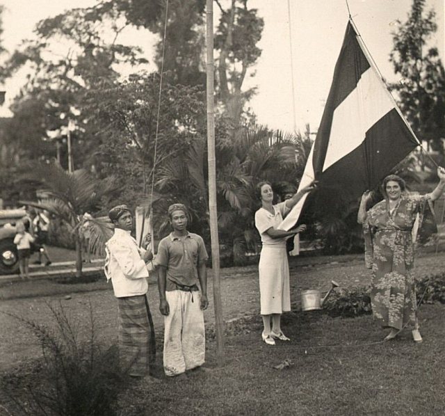 Europese vrouwen, bedienden en een vlag