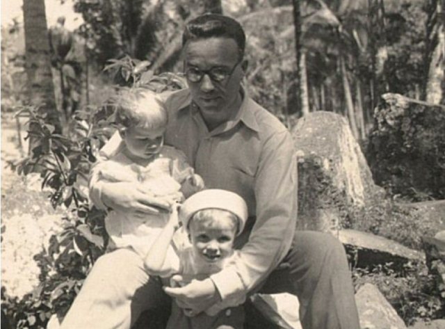 Man met twee kleine kinderen