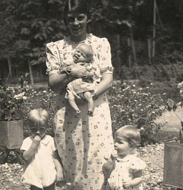 Vrouw met drie kleine kinderen