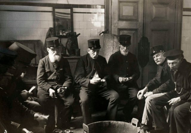 Bronbeek: aardappelen schillen