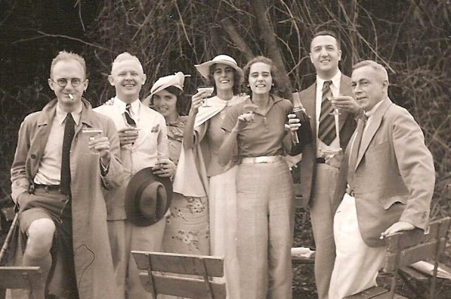 Opa Jan Justus de Knoop (met champagnefles) en oma Johanna ('Zus') Velthuizen Weil (met hoed). Tussen hen in zus Frieda Velthuizen Weil. Bij welke gelegenheid de foto is genomen is niet bekend.