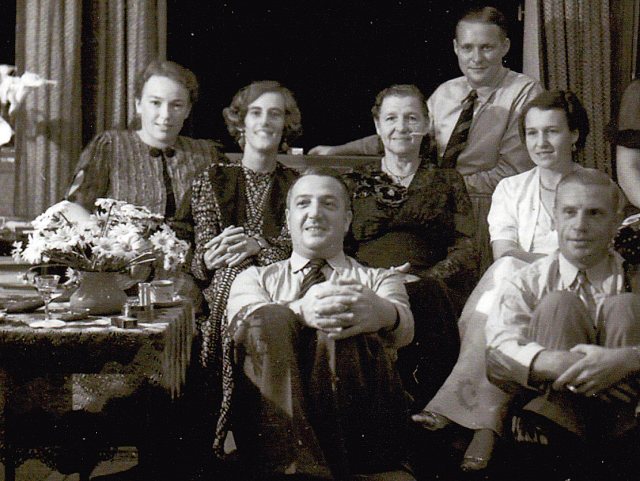 Jacoba Velthuizen Weil, tussen Betty de Knoop (links) en mevrouw E. de Knoop-Bos (midden)