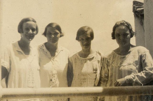 meisjesclub aan boord van de Coen