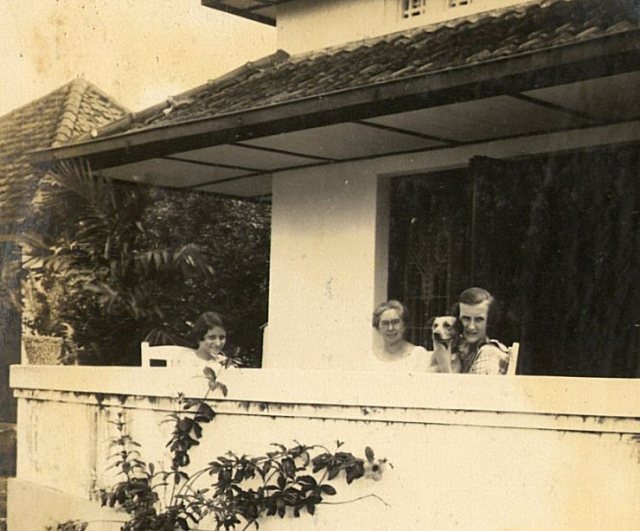 Mevrouw Zieck en beide meisjes