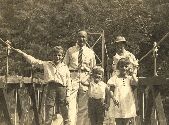 Echtpaar met kinderen op een brug