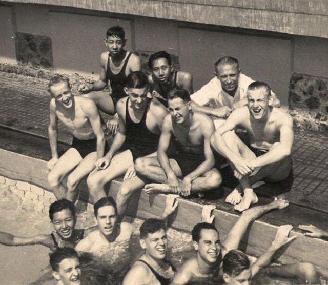 Docent met leerlingen in zwembad