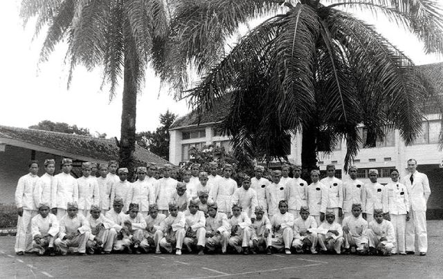 Hendrik Tuinema en Indonesisch personeel Preanger Hotel, 1949