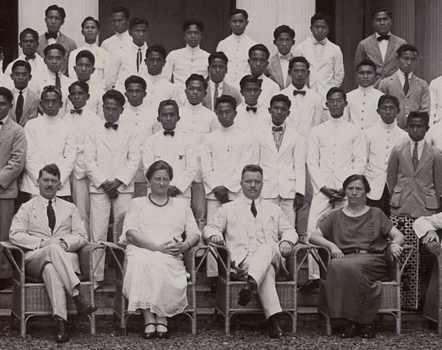 Het echtpaar Koert (midden) en leerlingen H.K.S. Bandoeng