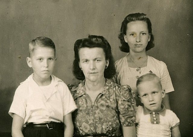 Mevrouw Lemmens en kinderen Jan, Karin en Gerard, in Singapore