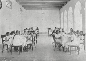 Weeshuis Boeboetan, eetzaal (1913)