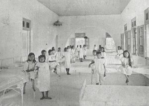 Weeshuis Boeboetan, slaapzaal (1913)