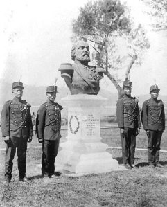 Willem III op Banda, met KNIL-militairen.