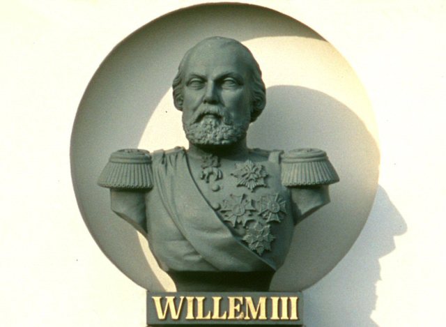 Borstbeeld Koning Willem III, timpaan gevel Bronbeek (1863)