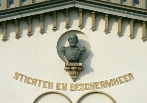 Willem III, in de gevel van Bronbeek