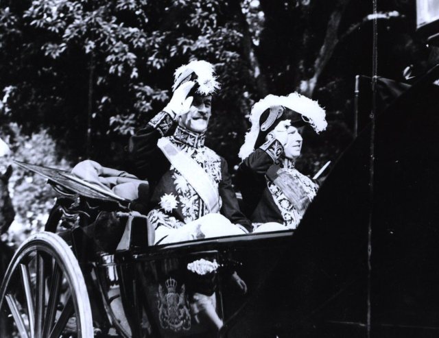 Overgave van bestuur door gouverneur-generaal Jhr. Mr. B.C. de Jonge aan Jhr. Mr. A.W.L. Tjarda van Starkenborgh Stachouwer te Batavia, 1936