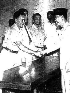 Van den Eeckhout (links) schudt hier de hand van Soekarno