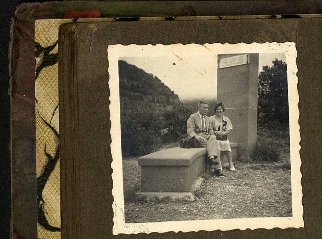 Echtpaar op monument Tangkoeban Prahoe. Foto Tropenmuseum, album 1069.