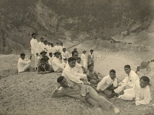 Excursie van kweekschool-leerlingen naar de krater. Ca. 1928.