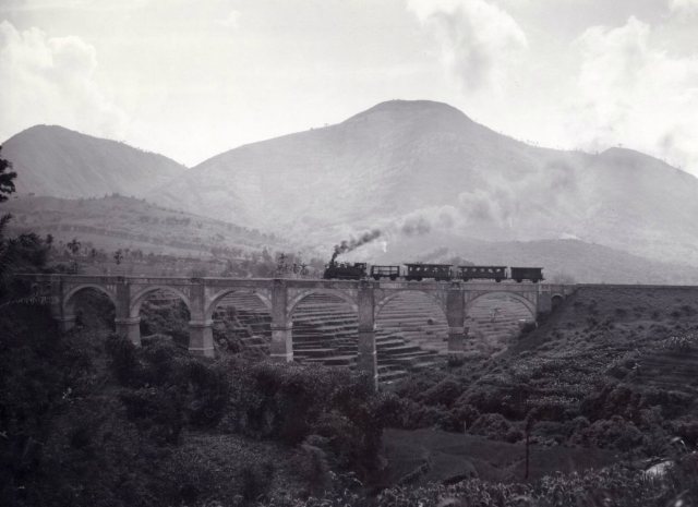 Spoorbrug, met op de achtergrond de Tangkoeban Prahoe.