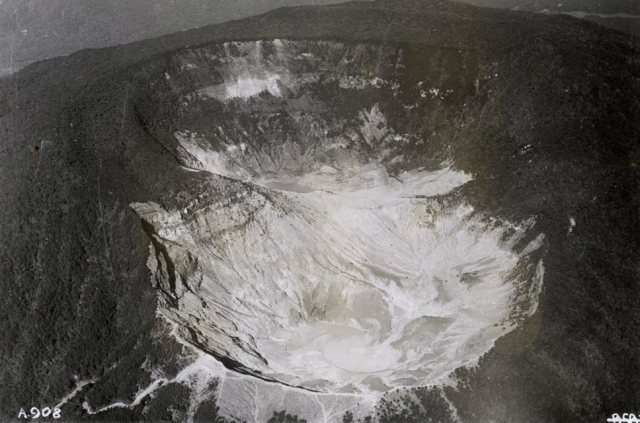 Tangkoeban Prahoe, luchtfoto, ca. 1930.