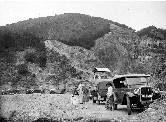 Toeristen bij Pangkoeban Prahoe.