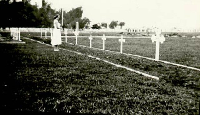 Slachtoffers van het Goebengtransport op erebegraafplaats Kembang Kuning, ca. 1950