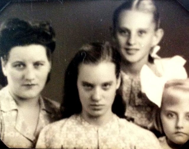 Mw. Luijkx-van der Haar en haar dochters Rinie, Leny en Ria.