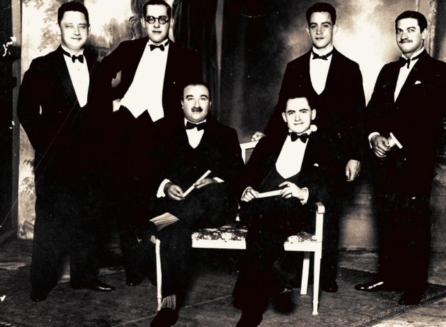 Diamantairs, ter gelegenheid van het huwelijksfeest van de dochter van Hadji Soekoer bin Abdul Rachman in Solo, ca. 1930.