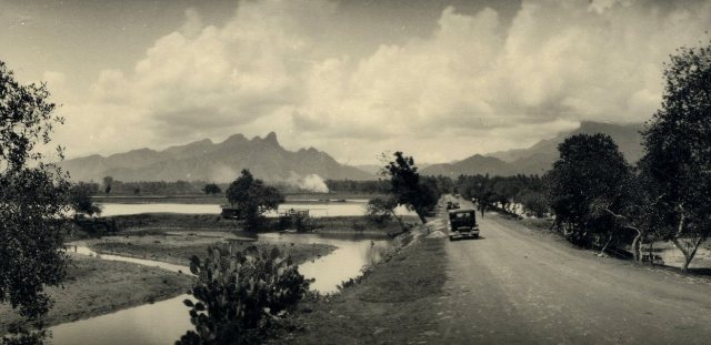 Landweg nabij Bondowoso met op de achtergrond de Goenoeng Raoeng en de Merapi.