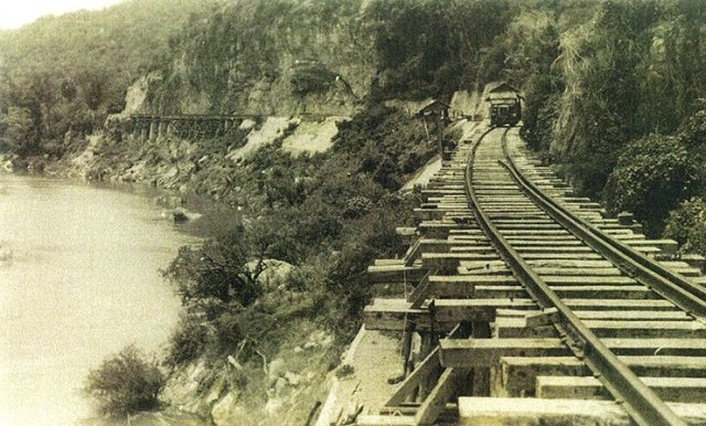Een gedeelte van de door krijgsgevangenen en dwangarbeiders aangelegde Birmaspoorlijn, rond 1945. Foto: NIMH