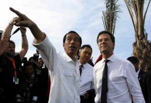 Widodo (links) legt iets uit aan premier Rutte tijdens diens bezoek aan Jakarta in november vorig jaar