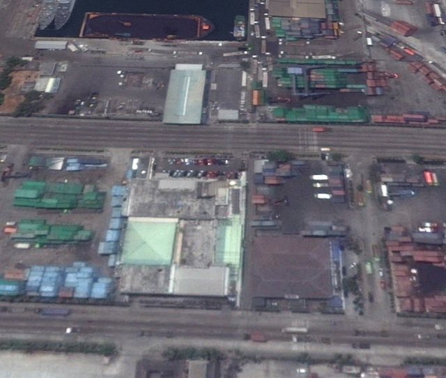 Hier dus in het midden, het grijze gebouw. Of toch - aangepast - het gebouw rechts daarvan, met dubbel rood puntdak?