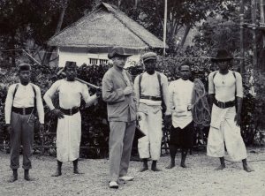 Deninger, met enige van zijn assistenten, voor vertrek naar de binnenlanden van Boeroe. Foto:KITLV.