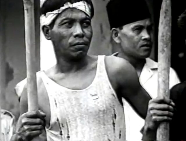 Pemudas met bambu runcing