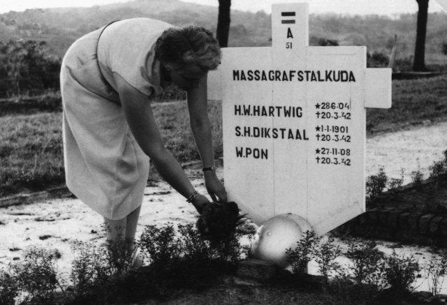 Mevrouw B. Hartwig-Hoogeveen op de Europese begraafplaats Kembang Kuning te Soerabaja, waar de, op 20 februari 1942 te Balikpapan door het Japanse leger omgebrachte, kapitein H. W. Hartwig van het KNIL, in 1972 ten tweede male werd herbegraven. (Kitlv)
