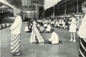 De hadji gaat voor in het gebed. Maalfeest Penaroekan, 1938.