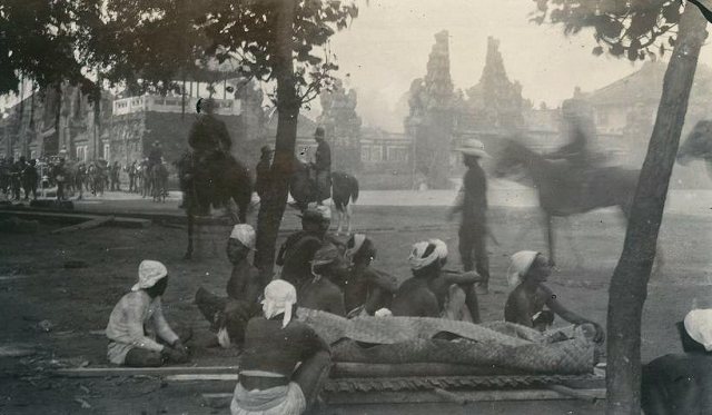 Het stoffelijk overschot van de vorst van Badoeng wordt na de zelfmoordstrijd (poepoetan) overgebracht naar de poeri van Denpasar tijdens de zevende Bali-expeditie, gericht tegen de vorst van Badoeng, 1906. (KITLV)