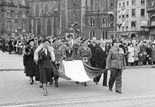 Bijzetting Indonesische urn, 1950