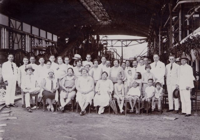 Maalfeest suikerfabriek Tjoekir. Linksonder, met hoed,  Johan August Doppert.