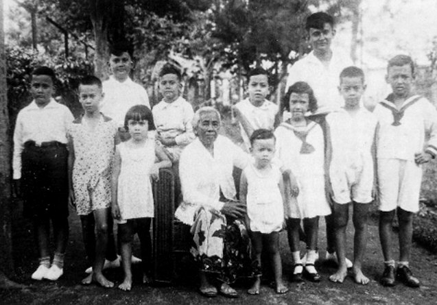 Oma Naomi met haar kleinkinderen