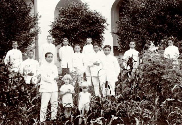 Landbouwschool, groep in tuin