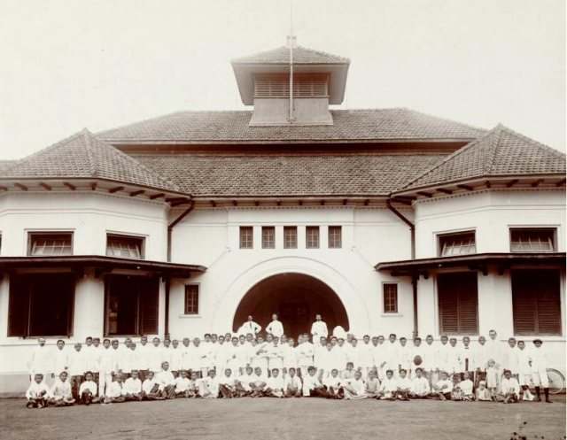 Buitenzorg_landbouwschool_hoofdingang