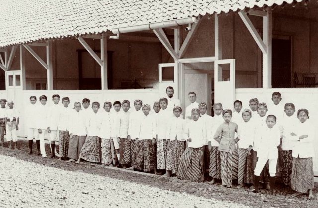 Landbouwschool, leerlingen op een rij