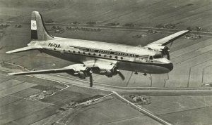 De Douglas C-54 'Skymaster', hier boven Nederland.